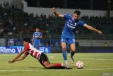 Pesepak bola Madura United Arsa Ramadan Ahmad (kiri) terjatuh saat berebut bola dengan pesepak bola Persib Mateo Kocijan (kanan) pada pertandingan BRI Liga 1 di Stadion Gelora Bangkalan, Jawa Timur, Sabtu (28/9/2024). Madura United imbang melawan Persib dengan skor 2-2. ANTARA Jatim/Moch Asim.