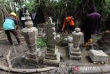 Sejumlah aktivis dan mahasiswa tergabung dalam Masyarakat Peduli Sejarah Aceh (MAPESA) membersihkan dan menata sejumlah batu nisan bersejarah peninggalan Kerajaan Aceh Darussalam di kawasan pesisir pantai bekas tsunami, Banda Aceh, Aceh, Minggu (29/9/2024).  Menurut MAPESA, hingga kini telah menyelamatkan ratusan batu nisan peninggalan Kerajaan Aceh Darussalam abad 17 dan 18  Masehi dan masih banyak batu nisan bersejarah lainnya terkubur di sejumlah lokasi dampak tsunami 2024 lalu mermbutuhkan penyelamatan karena dikhawatirkan punah atau tenggelam akibat alih fungsi lahan untuk pembangunan perumahan. ANTARA FOTO/ Ampelsa.