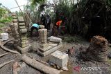 Sejumlah aktivis dan mahasiswa tergabung dalam Masyarakat Peduli Sejarah Aceh (MAPESA) membersihkan dan menata sejumlah batu nisan bersejarah peninggalan Kerajaan Aceh Darussalam di kawasan pesisir pantai bekas tsunami, Banda Aceh, Aceh, Minggu (29/9/2024).  Menurut MAPESA, hingga kini telah menyelamatkan ratusan batu nisan peninggalan Kerajaan Aceh Darussalam abad 17 dan 18  Masehi dan masih banyak batu nisan bersejarah lainnya terkubur di sejumlah lokasi dampak tsunami 2024 lalu mermbutuhkan penyelamatan karena dikhawatirkan punah atau tenggelam akibat alih fungsi lahan untuk pembangunan perumahan. ANTARA FOTO/ Ampelsa.