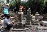 Sejumlah aktivis dan mahasiswa tergabung dalam Masyarakat Peduli Sejarah Aceh (MAPESA) membersihkan dan menata sejumlah batu nisan bersejarah peninggalan Kerajaan Aceh Darussalam di kawasan pesisir pantai bekas tsunami, Banda Aceh, Aceh, Minggu (29/9/2024).  Menurut MAPESA, hingga kini telah menyelamatkan ratusan batu nisan peninggalan Kerajaan Aceh Darussalam abad 17 dan 18  Masehi dan masih banyak batu nisan bersejarah lainnya terkubur di sejumlah lokasi dampak tsunami 2024 lalu mermbutuhkan penyelamatan karena dikhawatirkan punah atau tenggelam akibat alih fungsi lahan untuk pembangunan perumahan. ANTARA FOTO/ Ampelsa.