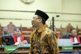 Mantan Bupati Sidoarjo Ahmad Muhdlor Ali menjalani sidang dakwaan di Pengadilan Tindak Pidana Korupsi (Tipikor) Surabaya di Juanda, Sidoarjo, Jawa Timur, Senin (30/9/2024). Ahmad Muhdlor Ali menjadi terdakwa terkait kasus dugaan korupsi pemotongan insentif pegawai di lingkungan BPPD Kabupaten Sidoarjo sebesar 10-30 persen dengan total senilai sekitar Rp2,7 miliar. Antara Jatim/Umarul Faruq