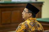 Mantan Bupati Sidoarjo Ahmad Muhdlor Ali menjalani sidang dakwaan di Pengadilan Tindak Pidana Korupsi (Tipikor) Surabaya di Juanda, Sidoarjo, Jawa Timur, Senin (30/9/2024). Ahmad Muhdlor Ali menjadi terdakwa terkait kasus dugaan korupsi pemotongan insentif pegawai di lingkungan BPPD Kabupaten Sidoarjo sebesar 10-30 persen dengan total senilai sekitar Rp2,7 miliar. Antara Jatim/Umarul Faruq