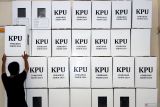 Petugas KPU Kota Blitar menata kotak suara yang sudah  dirakit dan disortir yang akan di gunakan pada Pilkada Serentak 2024 di Gudang KPU Kota Blitar, Jawa Timur, Senin (30/9/2024). Dari 432 kotak suara yang disortir dan dirakit, Bawaslu Kota Blitar menemukan dua kotak suara yang rusak dan nantinya kotak suara yang rusak tersebut akan dimintakan pengganti oleh KPU Kota Blitar kepada penyedia sebelum pelaksanaan Pilkada Serentak 2024 pada tanggal 27 November mendatang. Antara Jatim/Irfan Anshori/um