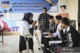 Sejumlah warga disabilitas menunggu sesi wawancara kerja saat Bursa Kerja khusus Disabilitas di Gedung Dinas Ketenagakerjaan, Kota Tangerang, Banten, Senin (30/9/2024). Dinas Ketenagakerjaan Kota Tangerang  menyelenggarakan bursa kerja khusus penyandang disabilitas yang menyediakan 50 lowongan pekerjaan dari empat perusahaan sebagai upaya menciptakan lingkungan kerja inklusif dan pemenuhan hak-hak disabilitas. ANTARA FOTO/Sulthony Hasanuddin/gp