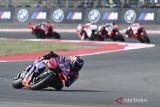 Pembalap Prima Pramac Jorge Martin memacu kecepatan motornya saat berlaga dalam MotoGP Mandalika di Pertamina Mandalika International Street Circuit, Lombok Tengah, NTB, Minggu (29/9/2024). Pembalap Prima Pramac Jorge Martin berhasil memenangi MotoGP Mandalika sementara posisi kedua diraih pembalap Red Bull GASGAS Tech3 Pedro Acosta dan posisi ketiga diraih pembalap Ducati Lenovo Francesco Bagnaia. ANTARA FOTO/Akbar Nugroho Gumay/YU/gp