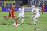 Pesepak bola Timnas Indonesia U-20 Jens Raven (kiri) menendang bola yang berusaha dihalau pesepakbola Timnas Yaman U20 Saeed Abdullah (kedua kiri) dan Ahmed Mustafa Al Hajj (kanan) saat bertanding pada Kualifikasi Piala Asia U-20 2025 Grup F di Stadion Madya Gelora Bung Karno, Jakarta, Minggu (29/9/2024). ANTARA FOTO/Dhemas Reviyanto/app/YU/gp