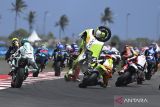 Pembalap Preicanos Racing Jaume Masia (tengah) terjatuh saat mengikuti balapan Moto2 di Pertamina Mandalika International Street Circuit, Lombok Tengah, NTB, Minggu (29/9/2024). Aron Canet berhasil memenangi balapan Moto2 diikuti pembalap MT Helmets MSI Ai Ogura, dan pembalap Speed Up Racing Alonso Lopez. ANTARA FOTO/Akbar Nugroho Gumay/aww/gp