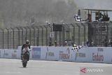 Pembalap Fantic Racing Aron Canet berselebrasi usai memenangi balapan Moto2 di Pertamina Mandalika International Street Circuit, Lombok Tengah, NTB, Minggu (29/9/2024). Aron Canet berhasil memenangi balapan Moto2 diikuti pembalap MT Helmets MSI Ai Ogura, dan pembalap Speed Up Racing Alonso Lopez. ANTARA FOTO/Akbar Nugroho Gumay/aww/gp