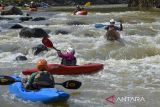 Peserta mendayung perahu kayak saat pelatihan dasar kayak arus deras di Karangresik, Kota Tasikmalaya, Jawa Barat, Sabtu (28/9/2024). Pelatihan yang digelar komunitas Patanjala dan pegiat kayak arus deras itu diikuti relawan kebencanaan dengan melakukan praktek penyelamatan bencana banjir diperkotaan menggunakan kayak dan melakukan asesmen awal serta menyalurkan logistik kepada korban banjir yang tidak bisa diakses. ANTARA FOTO/Adeng Bustomi/agr