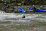 Instruktur mengevakuasi peserta saat pelatihan dasar kayak arus deras di Karangresik, Kota Tasikmalaya, Jawa Barat, Sabtu (28/9/2024). Pelatihan yang digelar komunitas Patanjala dan pegiat kayak arus deras itu diikuti relawan kebencanaan dengan melakukan praktek penyelamatan bencana banjir diperkotaan menggunakan kayak dan melakukan asesmen awal serta menyalurkan logistik kepada korban banjir yang tidak bisa diakses. ANTARA FOTO/Adeng Bustomi/agr