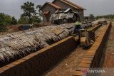 Pekerja menata batu bata untuk dikeringkan di Kecamatan Taktakan, Kota Serang, Banten, Senin (30/9/2024). Kementerian Koperasi dan UKM (Kemenkop UKM) mencatat realisasi penyaluran Kredit Usaha Rakyat (KUR) telah mencapai Rp209,84 triliun per 19 September 2024 yang tersalurkan kepada 3,60 juta debitur, dengan demikian jumlah tersebut sudah mencapai 73,85 persen dari target realisasi tahun 2024. ANTARA FOTO/Angga Budhiyanto/YU/gp