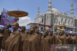 Kesepuhan menggendong benda pusaka pada upacara Tradisi Adat Nyangku di Lapang Borosngora, Kabupaten Ciamis, Jawa Barat, Senin (30/9/2024). Tradisi adat Nyangku atau pencucian benda pusaka peninggalan Kerajaan Panjalu Prabu Sanghyang Borosngora yang digelar setahun sekali pada hari Senin atau Kamis terakhir di bulan Islam 