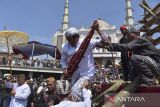 Kesepuhan menggendong benda pusaka pada upacara Tradisi Adat Nyangku di Lapang Borosngora, Kabupaten Ciamis, Jawa Barat, Senin (30/9/2024). Tradisi adat Nyangku atau pencucian benda pusaka peninggalan Kerajaan Panjalu Prabu Sanghyang Borosngora yang digelar setahun sekali pada hari Senin atau Kamis terakhir di bulan Islam 