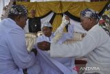 Kesepuhan membalut pedang atau benda pusaka menggunakan kain pada upacara Tradisi Adat Nyangku di Lapang Borosngora, Kabupaten Ciamis, Jawa Barat, Senin (30/9/2024). Tradisi adat Nyangku atau pencucian benda pusaka peninggalan Kerajaan Panjalu Prabu Sanghyang Borosngora yang digelar setahun sekali pada hari Senin atau Kamis terakhir di bulan Islam 