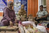 Sejumlah pekerja mengemas alat kesehatan herbal di UMKM Raja Syifa, Kota Tangerang, Banten, Senin (30/9/2024). UMKM yang memproduksi alat kesehatan seperti koyo, korset dan deker lutut tersebut memiliki omzet mencapai sekitar Rp100 juta per bulan dengan memberdayakan masyarakat sekitar yang memiliki permasalahan sosial seperti tuna wisma dan anak jalanan. ANTARA FOTO/Sulthony Hasanuddin/gp