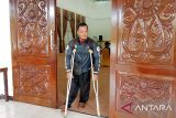 Seorang atlet disabilitas berjalan keluar dari aula usai mengikuti acara Pelepasan Atlet National Paralympic Committee Indonesia (NPCI) Kota Pontianak, di Rumah Dinas Wali Kota, di Pontianak, Kalimantan Barat, Senin pagi (30/9/2024). Pemerintah Kota Pontianak memberangkatkan 26 atlet disabilitas yang akan bertanding dalam Peparnas XVII di Solo Raya, yang berlangsung pada 6 - 13 Oktober 2024. ANTARA KALBAR/Rhatu Dieva/Jhw.