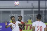 Pesepak bola Timnas Indonesia U-20 Muhammad Iqbal (tengah) berusaha menghalau pesepakbola Timnas Yaman U-20 Abdulaziz Awadh Masnom (kiri) saat bertanding pada Kualifikasi Piala Asia U-20 2025 Grup F di Stadion Madya Gelora Bung Karno, Jakarta, Minggu (29/9/2024). Pertandingan tersebut berakhir imbang 1-1 dan Timnas Indonesia U-20 menjadi pemuncak klasemen Grup F Kualifikasi Piala Asia U-20 2025 serta berhak lolos otomatis ke putaran final Piala Asia U-20 2025 yang akan berlangsung di China. ANTARA FOTO/Dhemas Reviyanto/YU