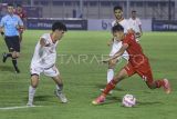 Pesepak bola Timnas Indonesia U-20 M Riski Afrisal (kanan) berusaha melewati pesepakbola Timnas Yaman U-20 Saeed Abdullah Al-Shaban (kiri) saat bertanding pada Kualifikasi Piala Asia U-20 2025 Grup F di Stadion Madya Gelora Bung Karno, Jakarta, Minggu (29/9/2024). Pertandingan tersebut berakhir imbang 1-1 dan Timnas Indonesia U-20 menjadi pemuncak klasemen Grup F Kualifikasi Piala Asia U-20 2025 serta berhak lolos otomatis ke putaran final Piala Asia U-20 2025 yang akan berlangsung di China. ANTARA FOTO/Dhemas Reviyanto/YU