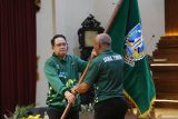 Penjabat (Pj) Gubernur Jawa Timur Adhy Karyono (kiri) menyerahkan pataka kepada Ketua National Paralympic Commitee Indonesia (NPCI) Jawa Timur Imam Kuncoro (kanan) saat pelepasan kontingen Pekan Paralimpiade Nasional (Papernas) XVII Jawa Timur di Gedung Negara Grahadi, Surabaya, Jawa Timur, Senin (30/9/2024). Pemprov Jawa Timur melepas 83 atlet disabilitas untuk berlaga dalam 12 cabang olahraga (cabor) di ajang Papernas XVII di Solo Raya pada 6-13 Oktober. ANTARA Jatim/Moch Asim.