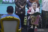 Istri Presiden RI Keempat Sinta Nuriyah menyampaikan kata sambutan pada Silaturahmi Kebangsaan Pimpinan MPR di Kompleks Parlemen, Senayan, Jakarta, Minggu (29/9/2024). Dalam acara tersebut dilakukan juga penyerahan pencabutan Ketetapan MPR Nomor II/MPR/2001 tentang Pertanggungjawaban Presiden Republik Indonesia Abdurrahman Wahid. ANTARA FOTO/Dhemas Reviyanto/aww/gp