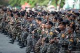 Anggota Barisan Ansor Serbaguna (Banser) meneriakkan yel-yel saat mengikuti apel Hari Kesaktian Pancasila di parkir timur GOR Delta Sidoarjo, Jawa Timur, Selasa (1/10/2024). Apel yang ikuti 10.000 anggota banser dengan tema Mengawal Kepimimpinan Indonesia Kedepan tersebut sebagai bentuk komitmen GP Ansor dalam menjaga Pancasila kebhinekaan keagamaan dan kebangsaan serta menjaga persatuan dan kesatuan bangsa. Antara Jatim/Umarul Faruq