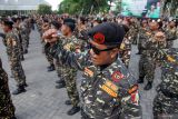 Anggota Barisan Ansor Serbaguna (Banser) meneriakkan yel-yel saat mengikuti apel Hari Kesaktian Pancasila di parkir timur GOR Delta Sidoarjo, Jawa Timur, Selasa (1/10/2024). Apel yang ikuti 10.000 anggota banser dengan tema Mengawal Kepimimpinan Indonesia Kedepan tersebut sebagai bentuk komitmen GP Ansor dalam menjaga Pancasila kebhinekaan keagamaan dan kebangsaan serta menjaga persatuan dan kesatuan bangsa. Antara Jatim/Umarul Faruq