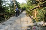 Pengendara melintasi jembatan Kijama di Carengan, Kabupaten Serang, Banten, Selasa (1/10/2024). Akses jembatan yang berada diatas sungai Cidurian menjadi penghubung antara Kabupaten Serang dan Kabupaten Tangerang tersebut kondisinya rusak selama puluhan tahun dengan sebagian kayu terlepas dan hingga kini belum diperbaiki.  ANTARA FOTO/Muhammad Bagus Khoirunas/gp