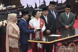 
Anggota DPR periode 2024-2029 tertua dari Partai Demokrat Guntur Sasono (kedua kiri) didampingi anggota DPR termuda dari Partai Gerindra Annisa MA Mahesa (kiri) menerima berkas Memori DPR dari Ketua DPR periode 2019-2024 Puan Maharani (ketiga kiri) bersama jajaran Wakil Ketua DPR periode 2019-2024 Sufmi Dasco Ahmad (ketiga kanan), Rachmat Gobel (kedua kanan) dan Muhaimin Iskandar (kanan) dalam rapat paripurna perdana di Gedung Nusantara, Kompleks Parlemen, Senayan, Jakarta, Selasa (1/10/2024). Sebanyak 580 anggota DPR dan 152 anggota DPD dilantik dan diambil sumpah jabatannya untuk masa bakti 2024-2029. ANTARA FOTO/Dhemas Reviyanto/gp