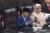 Anggota DPR periode 2024-2029 tertua dari Partai Demokrat Guntur Sasono (kiri) didampingi anggota DPR termuda dari Partai Gerindra Annisa MA Mahesa (kanan) memimpin rapat paripurna perdana di Gedung Nusantara, Kompleks Parlemen, Senayan, Jakarta, Selasa (1/10/2024). Dalam rapat perdana itu, sebanyak 580 anggota DPR dan 152 anggota DPD dilantik dan diambil sumpah jabatannya untuk masa bakti 2024-2029. ANTARA FOTO/Dhemas Reviyanto/gp