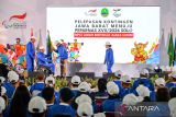 PJ Gubernur Jawa Barat Bey Machmudin (ketiga kiri) memberikan bendera Jawa Barat kepada perwakilan atlet saat pelepasan kontingen Pekan Paralimpiade Nasional (Peparnas) di Gor Saparua, Bandung, Jawa Barat, Selasa (1/10/2024). Pemerintah Provinsi Jawa Barat melepas sebanyak 555 kontingen yang terdiri dari atlet dan ofisial yang akan berlaga pada Peparnas XVII di Solo pada 6 hingga 13 Oktober mendatang. ANTARA FOTO/Raisan Al Farisi/agr
