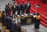 Ketua Mahkamah Agung (MA) Syarifuddin (kanan) memimpin pengambilan sumpah jabatan Ketua DPR terpilih Puan Mahrani (kedua kiri) bersama Wakil Ketua DPR Adies Kadir (ketiga kiri), Sufmi Dasco Ahmad (ketiga kanan, Saan Mustopa (kedua kanan) dan Cucun Ahmad Syamsurijal (kanan) saat Rapat Paripurna Pemilihan Pimpinan DPR masa bakti 2024-2029 di Gedung Nusantara II, Kompleks Parlemen, Senayan, Jakarta, Selasa (1/10/2024). Dalam rapat paripurna tersebut Puan Maharani kembali terpilih sebagai Ketua DPR dengan empat orang wakil ketua dari Fraksi PKB Cucun Ahmad Syamsurijal, Fraksi Golkar Adies Kadir, Fraksi Partai Gerindra Sufmi Dasco Ahmad dan Fraksi Partai Nasdem Saan Mustopa. ANTARA FOTO/Indrianto Eko Suwarso/agr/gp