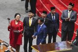 Ketua DPR terpilih Puan Maharani (kiri) menerima palu pimpinan dari Ketua DPR Sementara Zulfikar Achmad (ketiga kiri) disaksikan Wakil Ketua DPR Sementara Annisa MA Mahesa (kanan) berserta Wakil Ketua DPR terpilih Adies Kadir (kedua kiri), Sufmi Dasco Ahmad (tengah), Saan Mustopa (ketiga kanan) dan Cucun Ahmad Syamsurijal (kedua kanan) saat Rapat Paripurna Pemilihan Pimpinan DPR masa bakti 2024-2029 di Gedung Nusantara II, Kompleks Parlemen, Senayan, Jakarta, Selasa (1/10/2024). Dalam rapat paripurna tersebut Puan Maharani kembali terpilih sebagai Ketua DPR dengan empat orang wakil ketua dari Fraksi PKB Cucun Ahmad Syamsurijal, Fraksi Golkar Adies Kadir, Fraksi Partai Gerindra Sufmi Dasco Ahmad dan Fraksi Partai Nasdem Saan Mustopa. ANTARA FOTO/Indrianto Eko Suwarso/agr/gp