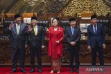 Ketua DPR Puan Maharani (tengah) bersama Wakil Ketua DPR Adies Kadir (kedua kiri), Sufmi Dasco Ahmad (kedua kanan), Saan Mustopa (kanan) dan Cucun Ahmad Syamsurijal (kiri) mengangkat palu pimpinan usai terpilih saat Rapat Paripurna Pemilihan Pimpinan DPR masa bakti 2024-2029 di Gedung Nusantara II, Kompleks Parlemen, Senayan, Jakarta, Selasa (1/10/2024). Dalam rapat paripurna tersebut Puan Maharani kembali terpilih sebagai Ketua DPR dengan empat orang wakil ketua dari Fraksi PKB Cucun Ahmad Syamsurijal, Fraksi Golkar Adies Kadir, Fraksi Partai Gerindra Sufmi Dasco Ahmad dan Fraksi Partai Nasdem Saan Mustopa. ANTARA FOTO/Indrianto Eko Suwarso/agr/gp