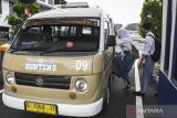 Calon penumpang menaiki transportasi umum angkot Si Benteng di Terminal Cimone, Kota Tangerang, Banten, Selasa (1/10/2024). Dinas Perhubungan Kota Tangerang mencatat angkot Si Benteng dengan trsif Rp2 ribu tersebut telah melayani sebanyak 125.950 penumpang pada 2023 dan sebanyak 47.597 penumpang pada semester pertama 2024 yang terbukti efektif membantu mobilitas masyarakat. ANTARA FOTO/Sulthony Hasanuddin/gp