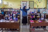 Pelajar menunjukkan wadah makanan dan minuman yang dibawa dari rumah di SDN Sukamaju 2, Kota Cimahi, Jawa Barat, Selasa (1/10/2024). Pemkot Cimahi menginisiasi program Sekolah Ramah Lingkungan Kota Cimahi (Seralikoci) dalam rangka meningkatkan kualitas lingkungan dan mewujudkan sekolah peduli lingkungan khususnya pengelolaan sampah guna tercapainya target Cimahi Zero TPA pada tahun 2025. ANTARA FOTO/Abdan Syakura/agr