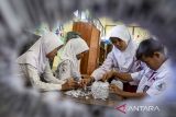 Pelajar membuat pot bunga dari limbah kertas di SDN Sukamaju 2, Kota Cimahi, Jawa Barat, Selasa (1/10/2024). Pemkot Cimahi menginisiasi program Sekolah Ramah Lingkungan Kota Cimahi (Seralikoci) dalam rangka meningkatkan kualitas lingkungan dan mewujudkan sekolah peduli lingkungan khususnya pengelolaan sampah guna tercapainya target Cimahi Zero TPA pada tahun 2025. ANTARA FOTO/Abdan Syakura/agr