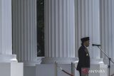 Pj Gubernur Banten Al Muktabar memimpin upacara peringatan Hari Kesaktian Pancasila di lapangan kantor Gubernur Banten, Kawasan Pusat Pemerintahan Provinsi Banten (KP3B), Kota Serang, Banten, Selasa (1/10/2024). Peringatan Hari Kesaktian Pancasila 2024 mengusung tema Bersama Pancasila Kita Wujudkan Indonesia Emas. ANTARA FOTO/Angga Budhiyanto/gp