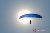 Peserta kategori cross country mengudara di atas Waduk Jatigede saat mengikuti West Java Paragliding Championship di Batu Dua, Kabupaten Sumedang, Jawa Barat, Selasa, (1/10/2024). Kejuaraan Intenasional Paralayang yang diikuti 99 peserta dari 10 negara di Eropa dan Asia tersebut digelar sebagai ajang untuk mengasah bakat potensial agar dapat bersaing pada kompetisi internasional serta menjadi salah satu langkah untuk mendongkrak potensi wisatawan yang berkunjung ke Kabupaten Sumedang. ANTARA FOTO/Raisan Al Farisi/agr