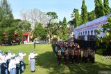 Sejumlah peserta mengikuti upacara peringatan Hari Kesaktian Pancasila di areal Monumen Korban Keganasan PKI di Kresek, Kabupaten Madiun, Jawa Timur, Selasa (1/10/2024). Peringatan Hari Kesaktian Pancasila digelar di lokasi tersebut untuk mengenang sekaligus sebagai refleksi peristiwa pembantaian pada 1948 dengan terbunuhnya puluhan korban terdiri prajurt TNI, polisi, tokoh agama, tokoh masyarakat, dan wartawan. Antara Jatim/Siswowidodo/mas.