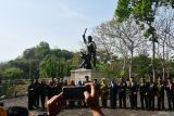 Sejumlah pejabat daerah dan undangan berfoto di dekat patung monumen seusai mengikuti upacara peringatan Hari Kesaktian Pancasila di areal Monumen Korban Keganasan PKI di Kresek, Kabupaten Madiun, Jawa Timur, Selasa (1/10/2024). Peringatan Hari Kesaktian Pancasila digelar di lokasi tersebut untuk mengenang sekaligus sebagai refleksi peristiwa pembantaian pada 1948 dengan terbunuhnya puluhan korban terdiri prajurt TNI, polisi, tokoh agama, tokoh masyarakat, dan wartawan. Antara Jatim/Siswowidodo/mas.