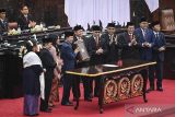 Ketua MPR sementara Guntur Sasono (keempat kiri) dan Larasati Moriska (ketiga kiri) menerima berkas Memori MPR dari Ketua MPR periode 2019-2024 Bambang Soesatyo (kelima kiri) didampingi jajaran Wakil Ketua MPR dalam rapat paripurna perdana di Gedung Nusantara, Kompleks Parlemen, Senayan, Jakarta, Selasa (1/10/2024). Dalam rapat perdana itu, sebanyak 732 orang anggota MPR dilantik yang terdiri dari 580 orang anggota DPR dan 152 orang anggota DPD untuk masa bakti 2024-2029. ANTARA FOTO/Dhemas Reviyanto/gp