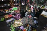 Pekerja menata batik tulis Sari Kenongo di salah satu industri rumahan di Sarirogo, Sidoarjo, Jawa Timur, Rabu (2/10/2024). Sari Kenongo menjadi salah satu jenis batik tulis kebanggaan budaya khas Kabupaten Sidoarjo yang mempertahankan motif bayeman dan sunduk kentang sebagai ciri khasnya tersebut dipasarkan di Jawa Timur dan dijual mulai harga Rp400.000 hingga Rp10.000.000. Antara Jatim/Umarul Faruq