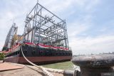 Pembangkit listrik terapung atau Barge Mounted Power Plant (BMPP) Nusantara II bersandar di Dermaga Bandar Barat, Divisi Kapal Niaga PT PAL Indonesia, Surabaya, Jawa Timur, Rabu (2/10/2024). PT PAL Indonesia berkolaborasi dengan PT PLN Indonesia Power resmi meluncurkan BMPP Nusantara II dengan kapasitas 60 megawaat dan memiliki teknologi dual fuel (disel dan gas) yang akan dioperasikan di Kolaka, Sulawesi Tenggara guna mendukung pemerataan energi nasional di wilayah-wilayah yang minim akses listrik. Antara Jatim/Rizal Hanafi/um