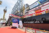 Pembangkit listrik terapung atau Barge Mounted Power Plant (BMPP) Nusantara II bersandar di Dermaga Bandar Barat, Divisi Kapal Niaga PT PAL Indonesia, Surabaya, Jawa Timur, Rabu (2/10/2024). PT PAL Indonesia berkolaborasi dengan PT PLN Indonesia Power resmi meluncurkan BMPP Nusantara II dengan kapasitas 60 megawaat dan memiliki teknologi dual fuel (disel dan gas) yang akan dioperasikan di Kolaka, Sulawesi Tenggara guna mendukung pemerataan energi nasional di wilayah-wilayah yang minim akses listrik. Antara Jatim/Rizal Hanafi/um