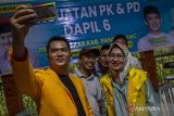 Calon gubernur Banten nomor urut 1 Airin Rachmi Diany (kanan) berswafoto dengan calon bupati Pandeglang Fitron Nur Ikhsan (kiri) serta pengurus kecamatan (PK) dan pengurus desa (PD) Partai Golkar Dapil 6 Kabupaten Pandeglang saat menghadiri pertemuan di Kecamatan Menes, Pandeglang, Banten, Rabu (2/10/2024). Dalam pertemuan tersebut Airin berjanji jika terpilih menjadi Gubernur Banten akan melaksanakan program pemerataan pembangunan infrastruktur dan pemerataan pendidikan. ANTARA FOTO/Angga Budhiyanto/gp