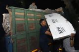 Petugas KPU menurunkan logistik bilik suara dari atas truk pengangkut saat kedatangan logistik bilik suara di Gudang KPU Kota Blitar, Jawa Timur, Selasa (1/10/2024). KPU Kota blitar menerima distribusi logistik bilik suara sebanyak 852 buah dan selanjutnya akan disortir serta dirakit sebelum nantinya akan digunakan saat pelaksanaan Pilkada Serentak 2024 pada 27 November mendatang. ANTARA Jatim/Irfan Anshori/mas.