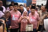 Ketua Umum Partai Solidaritas Indonesia (PSI) Kaesang Pangarep (kedua kiri) bersama Calon Bupati Jember nomor urut 2 Muhammad Fawait (kedua kanan) berfoto bersama warga saat blusukan di Kecamatan Kaliwates, Jember, Jawa Timur, Selasa (1/10/2024). Kaesang berkampanye untuk Calon Bupati Jember Muhammad Fawait di Pilkada Jember 2024 dengan bertemu dan menyapa masyarakat. Antara Jatim/Seno/mas.