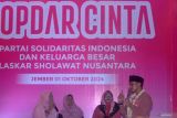 Ketua Umum Partai Solidaritas Indonesia (PSI) Kaesang Pangarep (kanan) berbincang dengan warga saat Kopdar Cinta PSI dan Laskar Sholawat Nusantara di Kaliwates, Jember, Jawa Timur, Selasa (1/10/2024). Kaesang menyampaikan pesan dari Presiden Joko Widodo yang berpamitan kepada warga karena akan memasuki masa purnatugas.  Antara Jatim/Seno/mas.