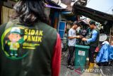 Petugas mengambil sampah organik milik warga di Lio Genteng, Nyengseret, Bandung, Jawa Barat, Rabu (2/10/2024). Kelurahan Nyengseret Kecamatan Astanaanyar melakukan inovasi layanan Sidak Panik (Simpen, candak, jemput sampah organik) yang merupakan layanan jemput bola sampah organik bagi masyarakat di permukiman padat yang tidak memiliki lahan untuk menyimpan sampah guna mengurangi produksi sampah organik di Kota Bandung. ANTARA FOTO/Raisan Al Farisi/agr
