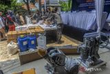 Petugas BNN mengemas barang bukti narkoba saat konferensi pers pengungkapan kasus laboratorium rahasia (clandestine lab) narkotika di Taktakan, Kota Serang, Banten, Rabu (2/10/2024). Petugas BNN menangkap 10 orang tersangka beserta barang bukti narkotika golongan 1 jenis PCC sebanyak 971.000 butir senilai Rp145 miliar, enam unit mesin produksi narkotika, dan bahan baku pembuatan narkotika. ANTARA FOTO/Muhammad Bagus Khoirunas/gp